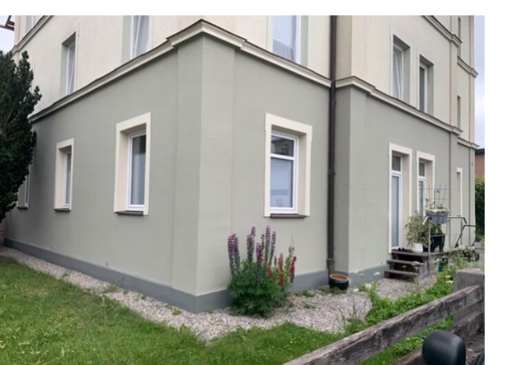Wohnhaus mit Fassade in Salbeiton