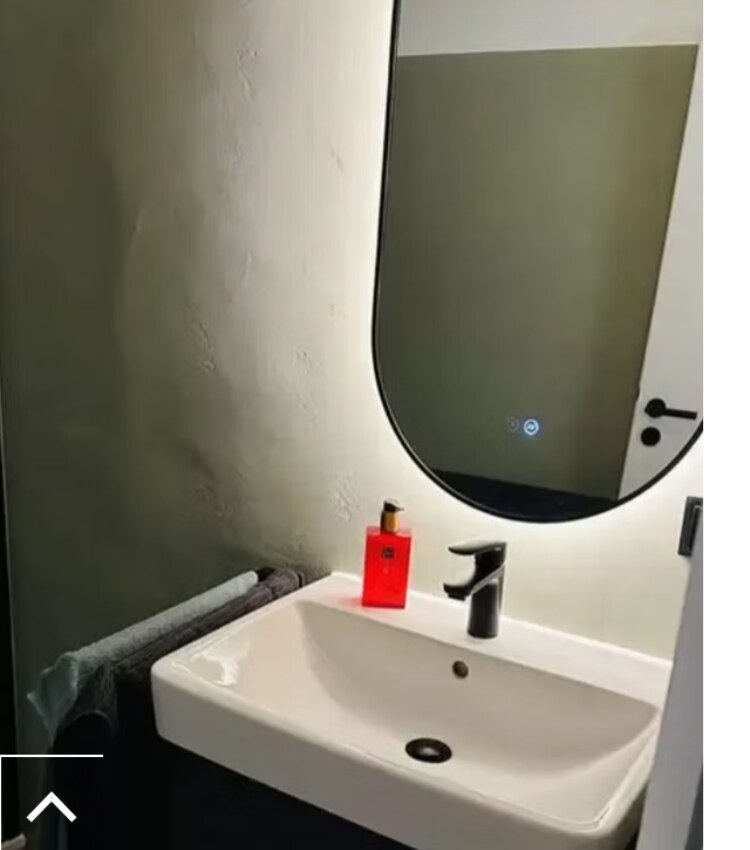 Waschplatz mit detailstarker Wandoberfläche