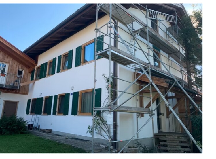 Eingerüstete Hausfassade während der Renovierung